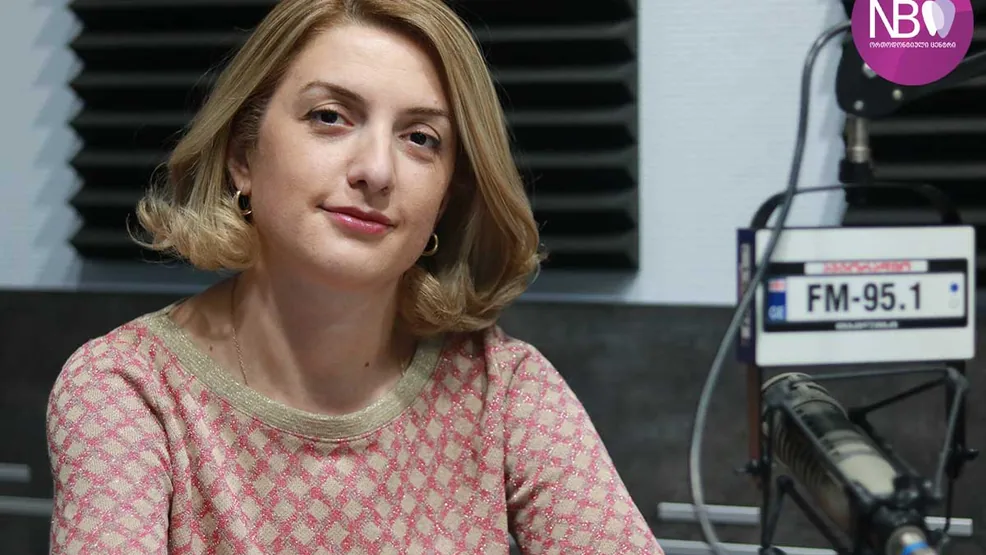მშობელი და ბავშვი სტომატოლოგთან კონსულტაციაზე დენტალური განათლების მისაღებად