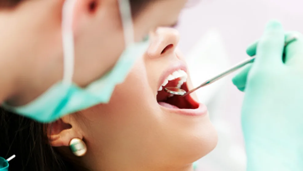 კბილის დროებითი პროთეზირების პროცესი სტომატოლოგიურ კლინიკაში.