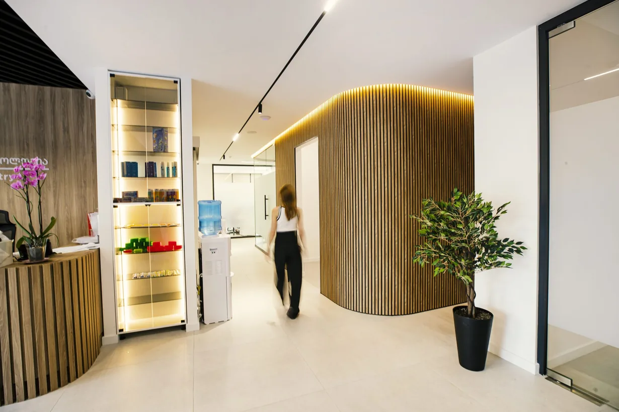 NB Dental-ის კლინიკის დერეფანი და ინტერიერი