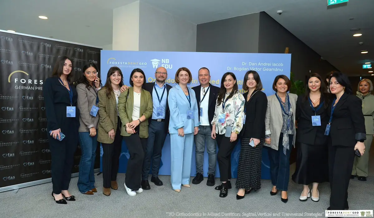 NB Dental-ის ექიმები კონფერენციის ფოტოკედელთან