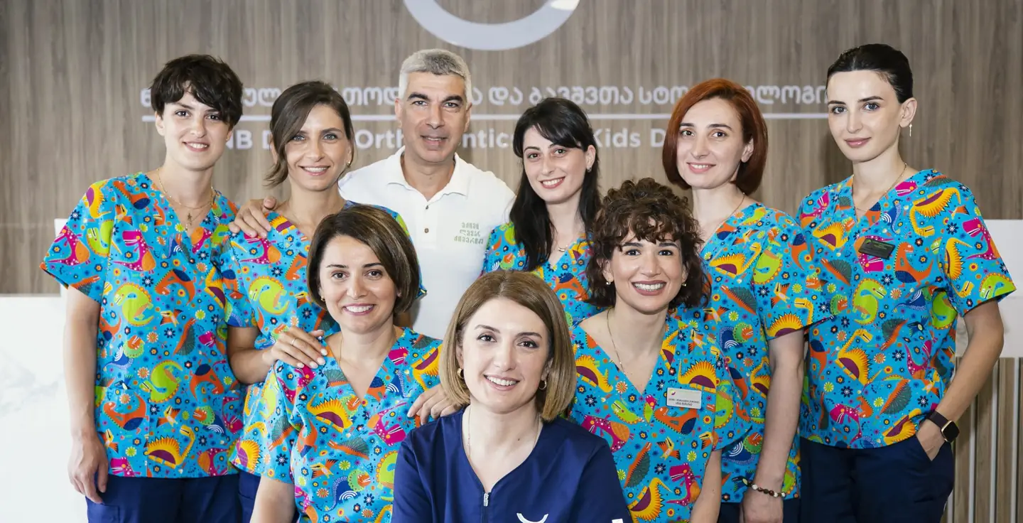 NB Dental-ის ექიმებისა და პერსონალის გუნდი