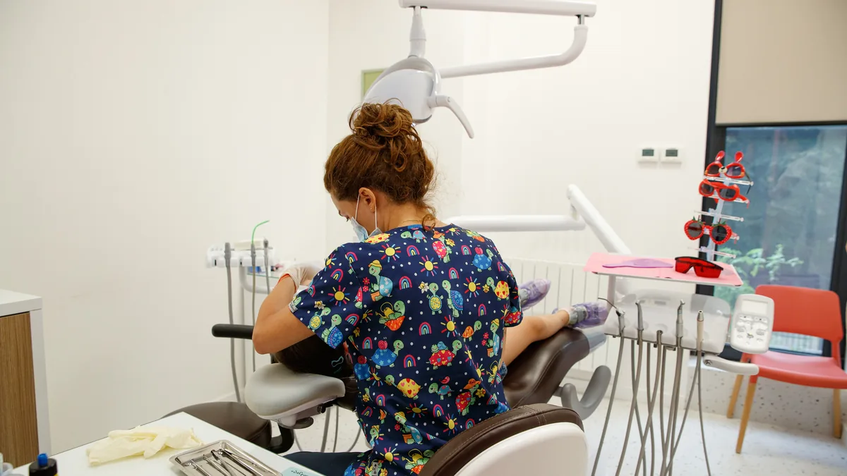 NB Dental-ის სტომატოლოგთა გუნდი პაციენტს მკურნალობს