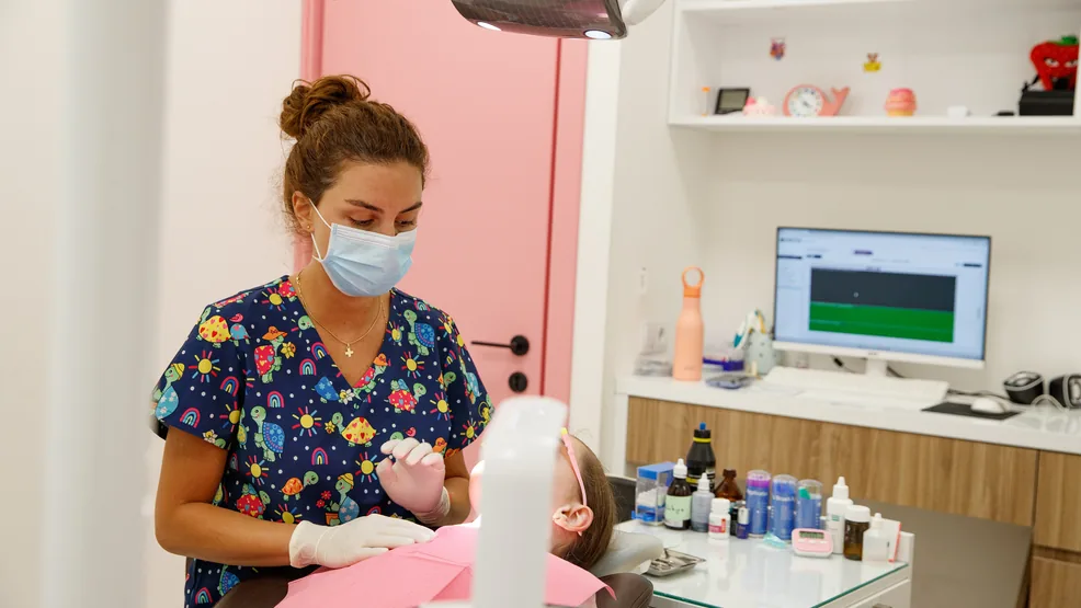 სტომატოლოგი პაციენტის კბილებს სინჯავს NB Dental-ში